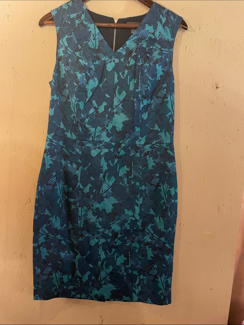 Sleeveless V-Neck Blue Floral Sheath Dress